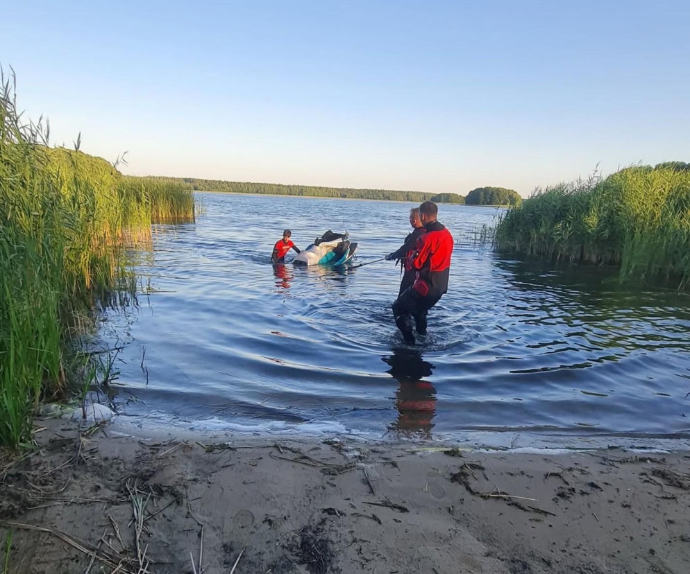 Ratownicy MOPR wyciągają z wody skuter wodny po wypadku na jeziorze Jagodne. O tragedii przeczytasz na Eska Olsztyn.