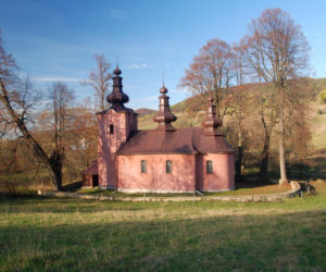To jedna z najmniejszych wsi w Małopolsce. Znajduje się w niej zaledwie 16 domów