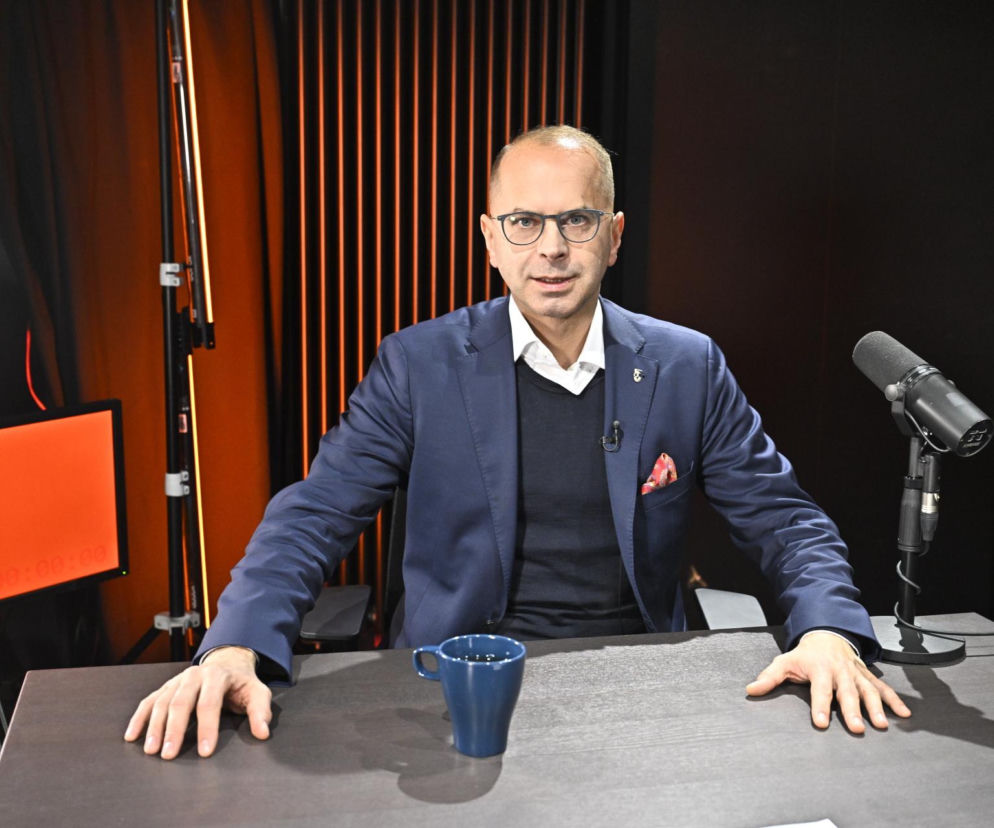 Michał Szczerba siedzi w studiu radiowym przy mikrofonie. O planach rządu na obniżkę podatków przeczytasz na Eska.