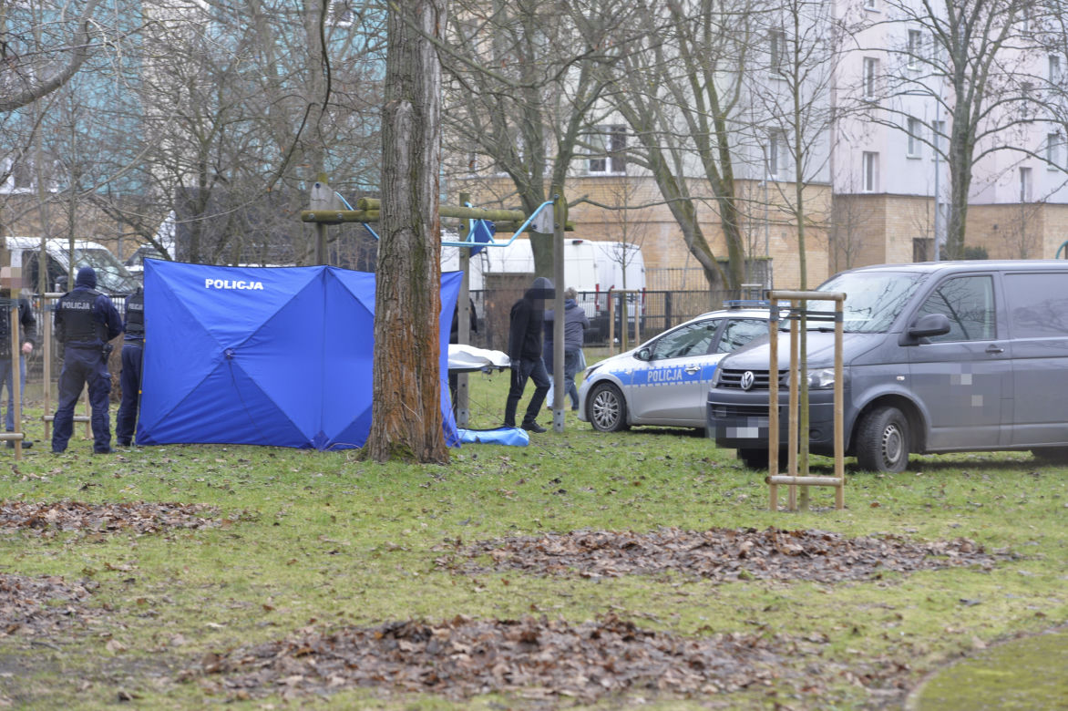 Tragedia na Mokotowie. Zwłoki młodziutkiej kobiety na szkolnym boisku