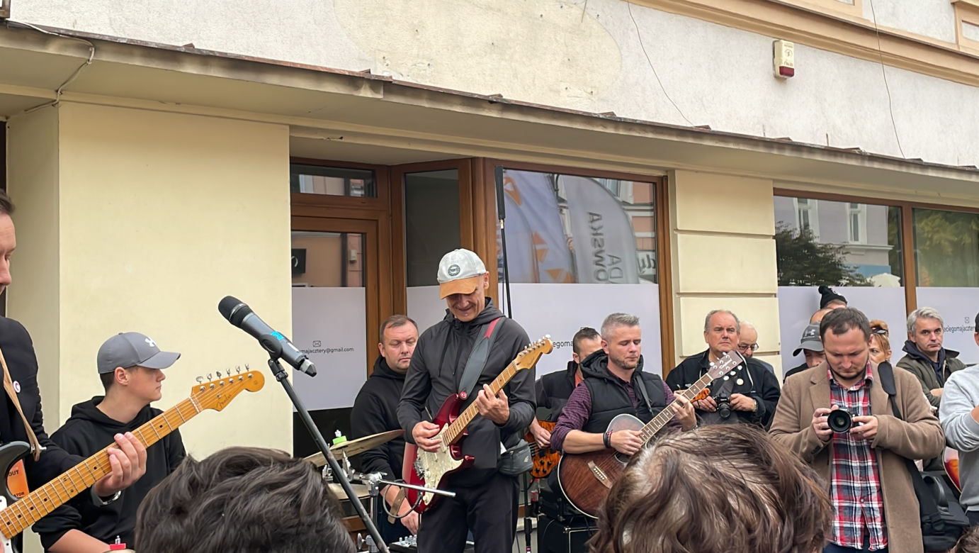 Rzeszowianie zagrali i zaśpiewali "Kiedy byłem małym chłopcem" przy pomniku Tadeusza Nalepy	
