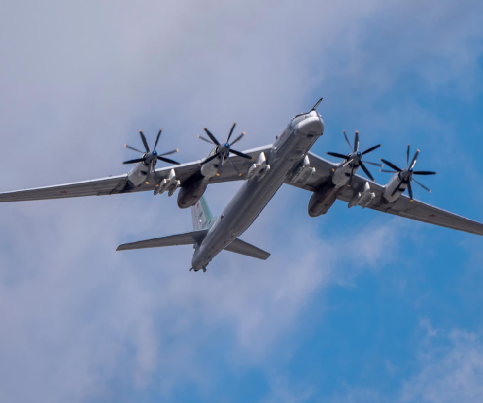 Strategiczny bombowiec Tu-95MS w locie na tle nieba. O ataku Ukrainy na te maszyny przeczytasz na SE Portal Obronny.