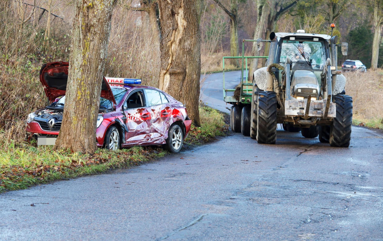 Zajączki. Strażacy nie dotarli na ważną uroczystość z powodu wypadku. Zderzyli się z kierującym ciągnikiem [ZDJĘCIA].