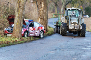 Strażacy nie dotarli na ważną uroczystość. W takim stanie ich znaleziono! Fatalny wypadek w Zajączkach [ZDJĘCIA]