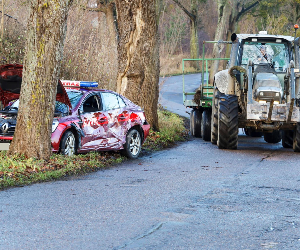 Zajączki. Strażacy nie dotarli na ważną uroczystość z powodu wypadku. Zderzyli się z kierującym ciągnikiem [ZDJĘCIA].