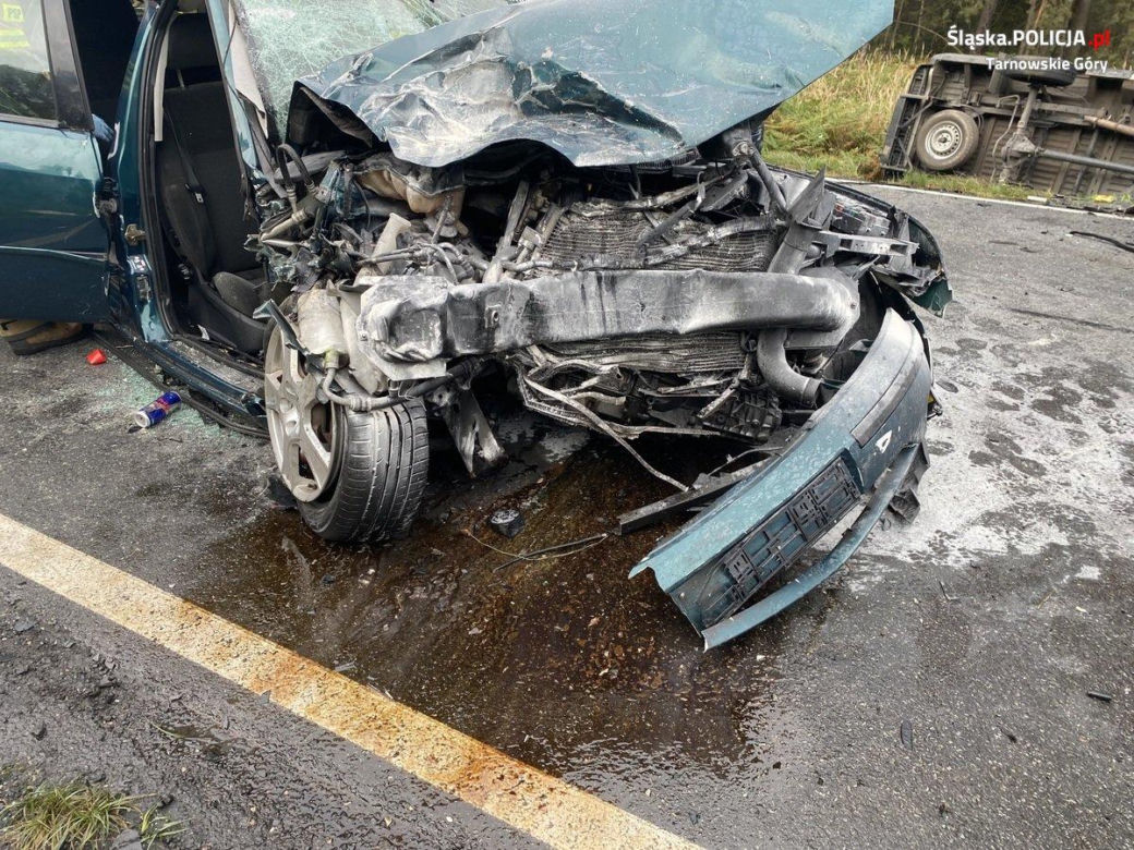 Wypadek na DW908 w powiecie tarnogórskim. Śmigłowiec zabrał 19-latkę do szpitala w Sosnowcu
