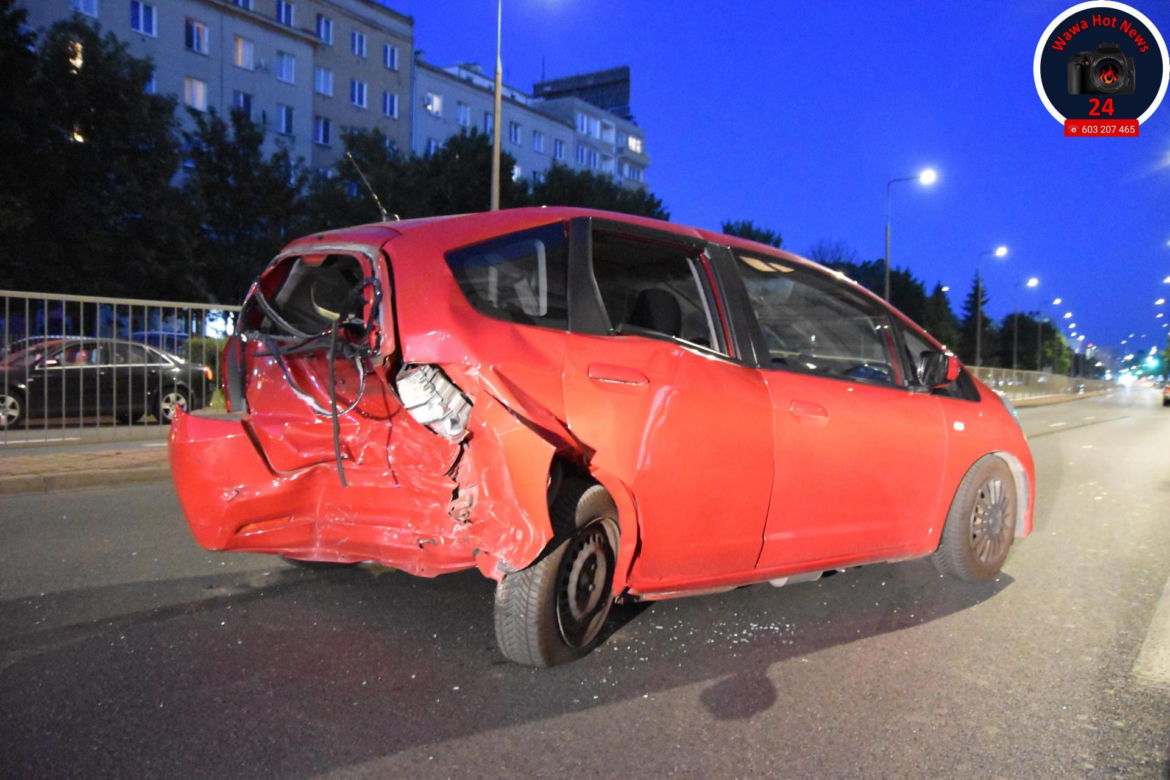 na skrzyżowaniu Alei Niepodległości i Odyńca w dzielnicy Mokotów