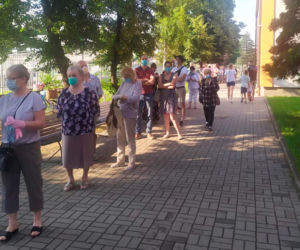 Wybory 2020 Warszawa. Kolejki do głosowania tuż po godz 8