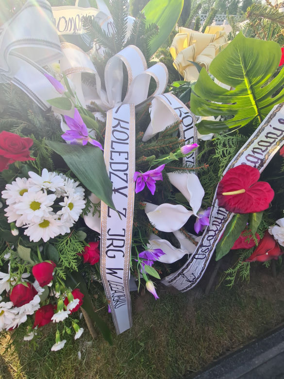 Marcin zginął w tragicznym wypadku w Tryńczy. Grób strażaka tonie w kwiatach [GALERIA]