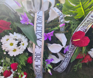 Marcin zginął w tragicznym wypadku w Tryńczy. Grób strażaka tonie w kwiatach [GALERIA]