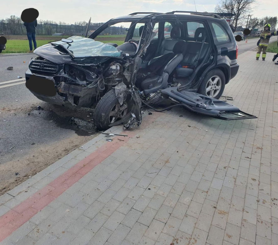Czołówka pod Płockiem! Renault zupełnie zmiażdżone. Lądował śmigłowiec [ZDJĘCIA]