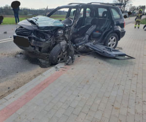 Czołówka pod Płockiem! Renault zupełnie zmiażdżone. Lądował śmigłowiec [ZDJĘCIA]