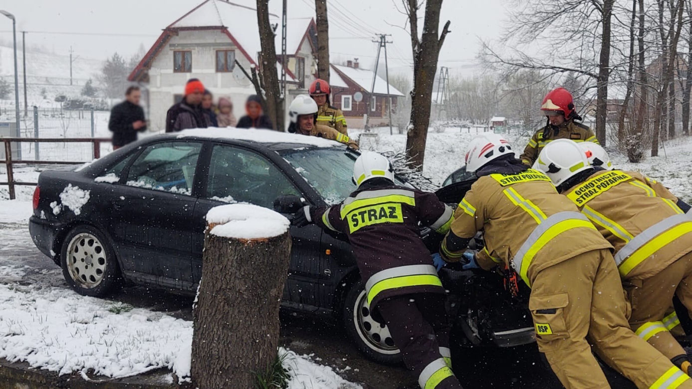 Opel wpadł do potoku po zderzeniu z innym samochodem. Kierowca został uwięziony