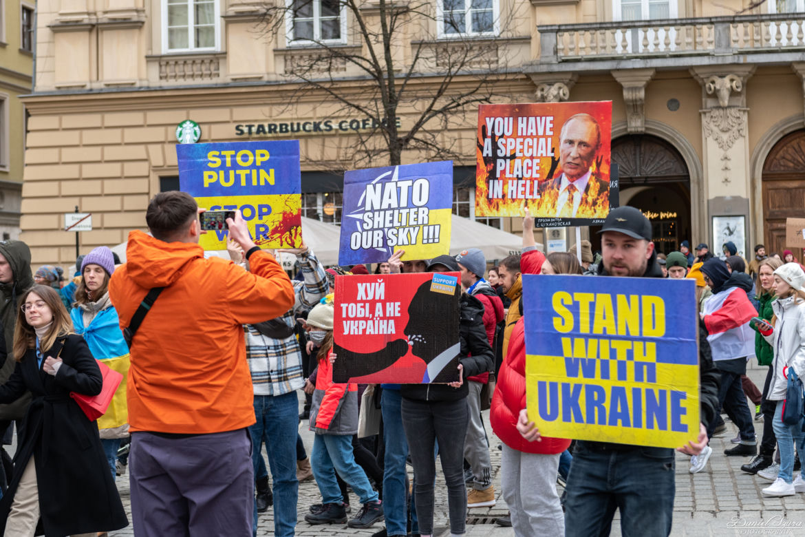 Kraków solidarny z Ukrainą! Wielka manifestacja na Rynku Głównym [ZDJĘCIA]