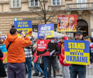 Kraków solidarny z Ukrainą! Wielka manifestacja na Rynku Głównym [ZDJĘCIA]