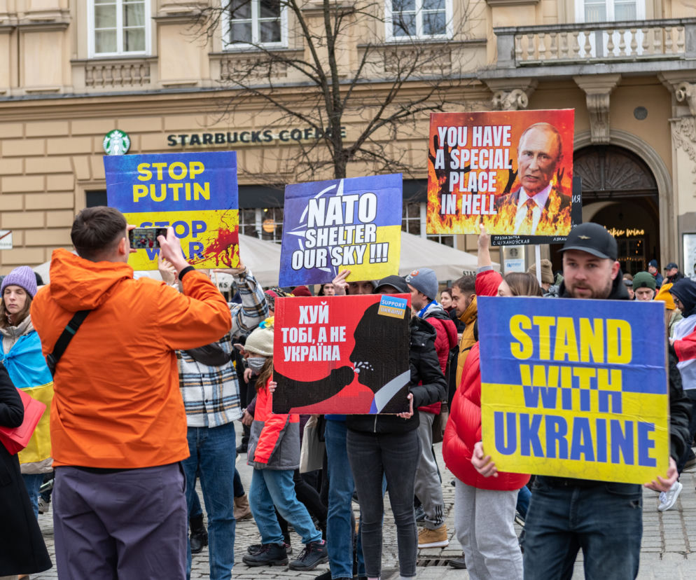 Kraków solidarny z Ukrainą! Wielka manifestacja na Rynku Głównym [ZDJĘCIA]