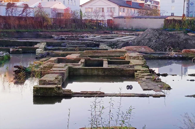 Fundamenty dawnych kamienic przy ul. Św. Floriana