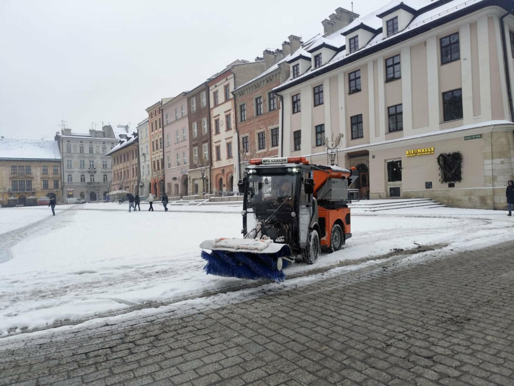 Potężny atak zimy w Krakowie! Śnieg nie odpuści, synoptycy nie mają dobrych informacji