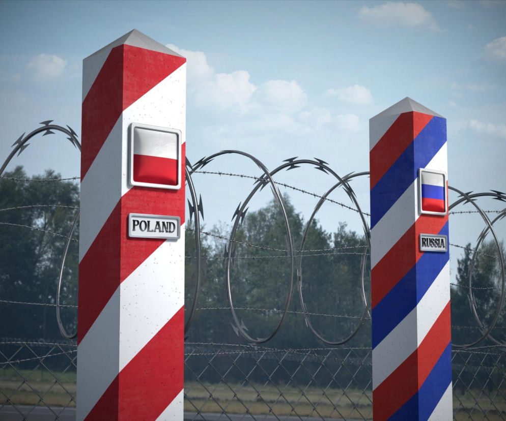 Słupy graniczne Polski i Rosji na tle drutu kolczastego. O embargu na polskie towary przeczytasz na SE Superbiz.