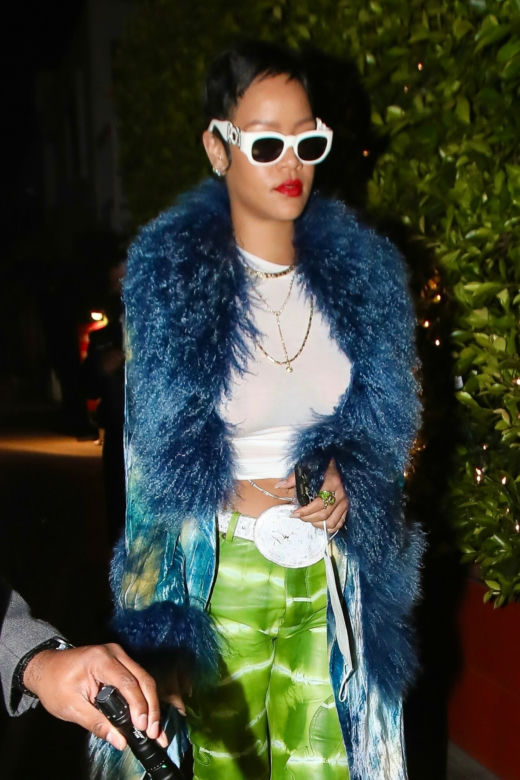 Rihanna w krótkich włosach
