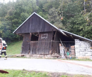 Kicznia. Uderzył samochodem w budynek. Wszystko przez dzikie zwierzę