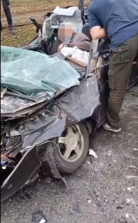 Ukraina. Rosyjskie pojazdy pancerne zmiażdżyły cywilny samochód. Kierowca ocalał! 