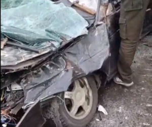 Ukraina. Rosyjskie pojazdy pancerne zmiażdżyły cywilny samochód. Kierowca ocalał! 