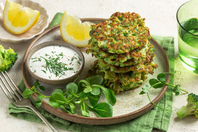 Placuszki z brokuła – chrupiące, zielone i pełne witamin śniadanie