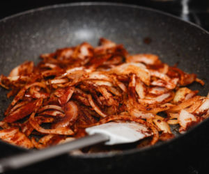 Cebula smażona z papryką – prosty dodatek, który robi robotę!