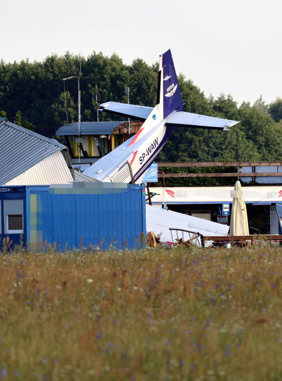 Samolot runął na hangar. Nie żyje 5 osób. Ekspertka ogląda nagranie i nie wierzy własnym oczom!