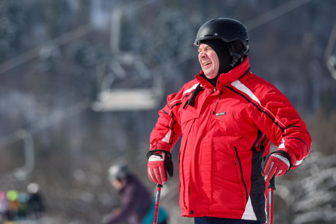 Poseł Wójcik szusuje w kasku