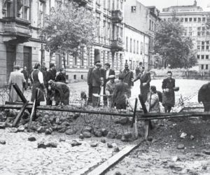 70. rocznica wybuchu Powstania Warszawskiego. Zobacz oryginalne ZDJĘCIA i OPISY wydarzeń z 1 sierpnia 1944 r.:Miasto walczy miasto żyje