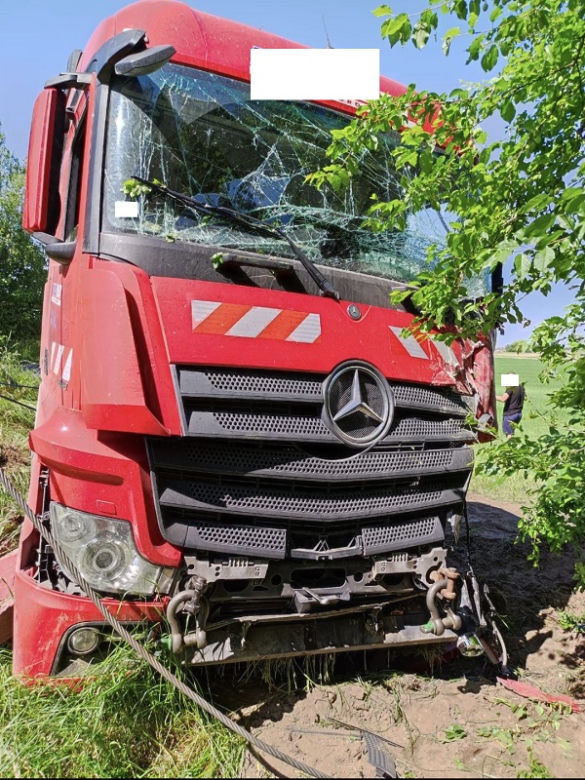 Pękła mu guma i stracił panowanie nad ciężarówką! Paskudny wypadek koło Trzemeszna
