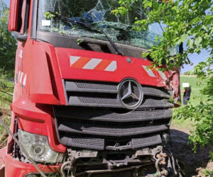Pękła mu guma i stracił panowanie nad ciężarówką! Paskudny wypadek koło Trzemeszna