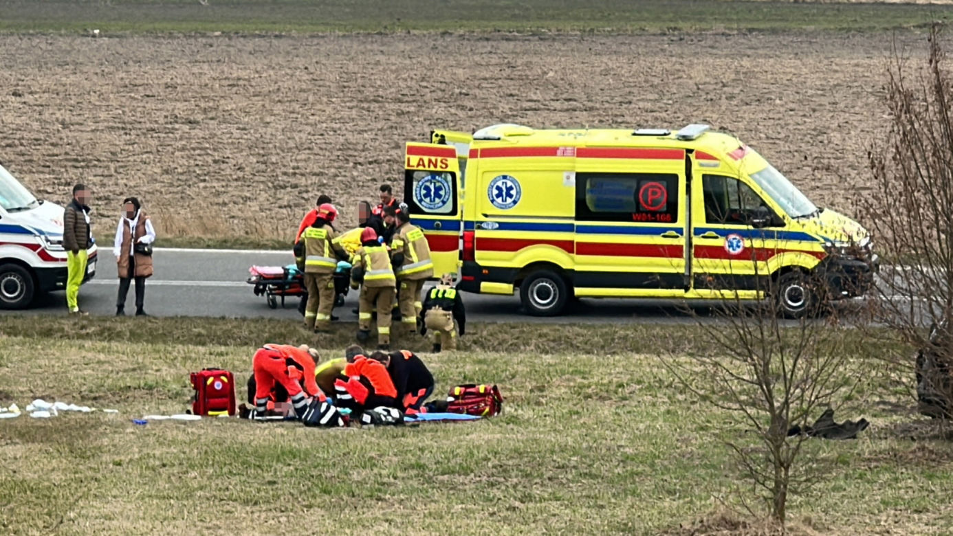 Koszmarny wypadek pod Brwinowem. Z koziołkującej hondy wypadli pasażerowie i kierowca. Jedna osoba zginęła na miejscu