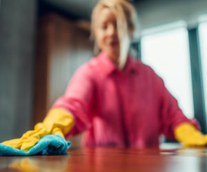 Takie ściereczki do czyszczenia pokochały panie domu. Chemiczka zwróciła uwagę na wady, o których nikt nie mówi. Dom to nie sala operacyjna