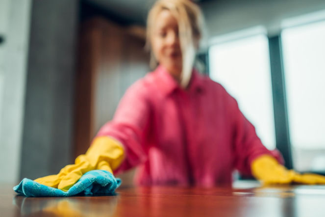 Takie ściereczki do czyszczenia pokochały panie domu. Chemiczka zwróciła uwagę na wady, o których nikt nie mówi. Dom to nie sala operacyjna