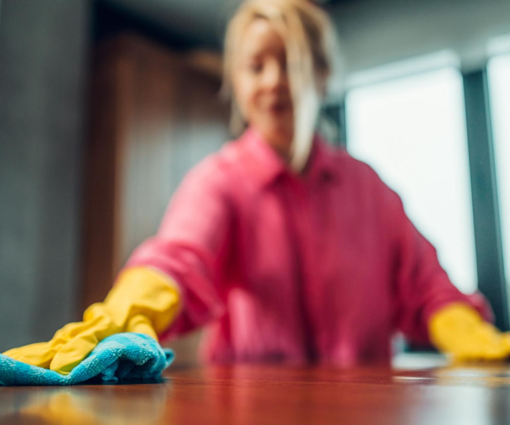 Hit do sprzątania pod lupą chemiczki. Chemiczka ostrzega przed popularnymi ściereczkami