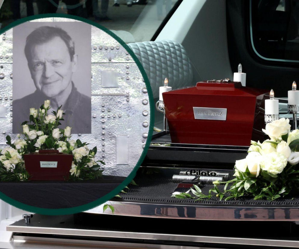 Brązowa urna z tabliczką Jan Frycz w otoczeniu białych róż. Na miniaturze portret aktora. O pogrzebie przeczytasz w SE.