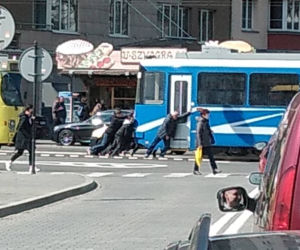 Darmowa siłownia w Krakowie! Pasażerowie musieli pchać tramwaj!