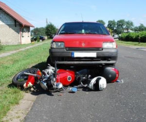 Wypadek motocyklisty w Nowej Wsi - Suzuki wjechało pod Renault Clio