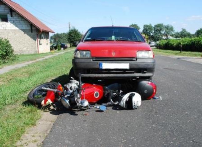 Wypadek motocyklisty w Nowej Wsi - Suzuki wjechało pod Renault Clio