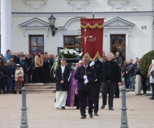 Porwali i skatowali Adriana z Ciechanowa. Bliscy żegnają 23-latka