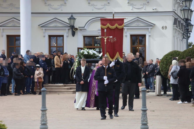 Porwali i skatowali Adriana z Ciechanowa. Bliscy żegnają 23-latka