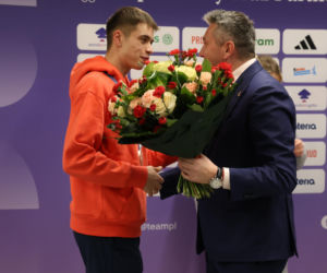 Władimir Semirunnij w czułych objęciach z dziewczyną po powrocie do Polski