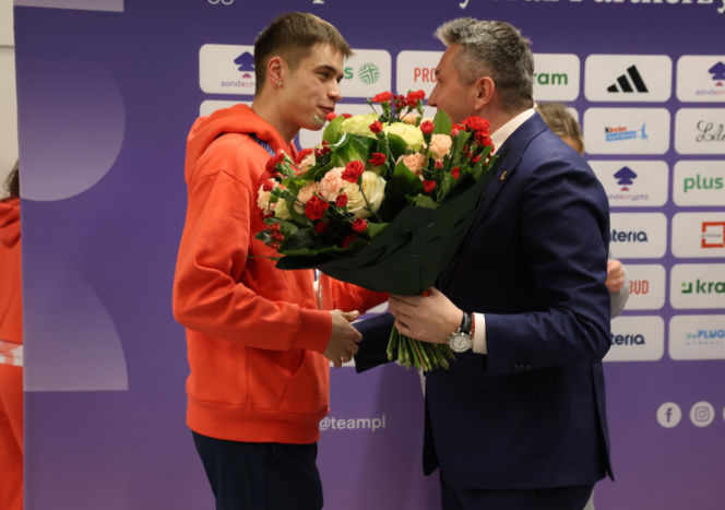 Władimir Semirunnij w czułych objęciach z dziewczyną po powrocie do Polski