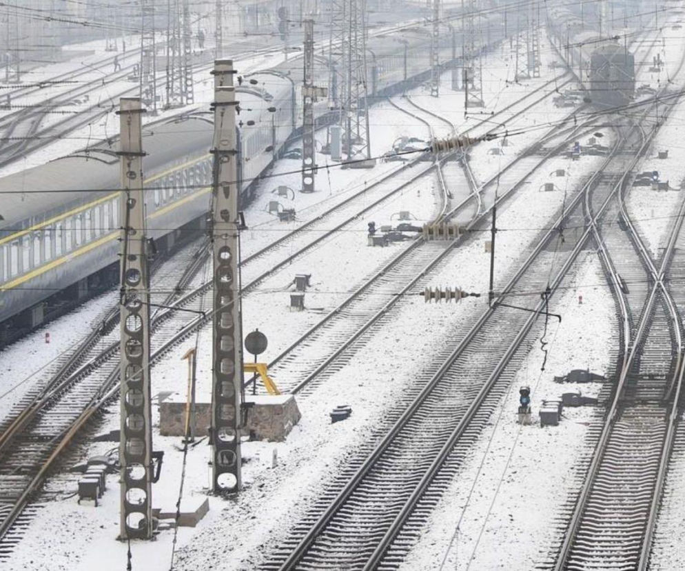 Chaos na torach! Pociągi jeżdżą na skróconych trasach! Marznące opady uderzyły w polską kolej