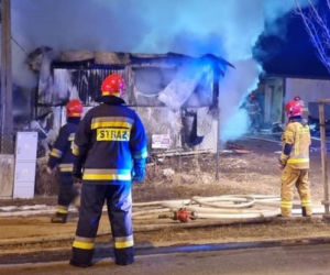 Paliły się kontenery pracownicze! Strażacy wynieśli ze środka nieprzytomną osobę