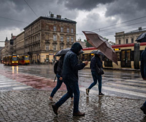 Niedzielne burze i ulewy nad Polską. IMGW ostrzega przed wiatrem