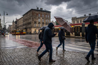Niedzielne burze i ulewy nad Polską. IMGW ostrzega przed wiatrem